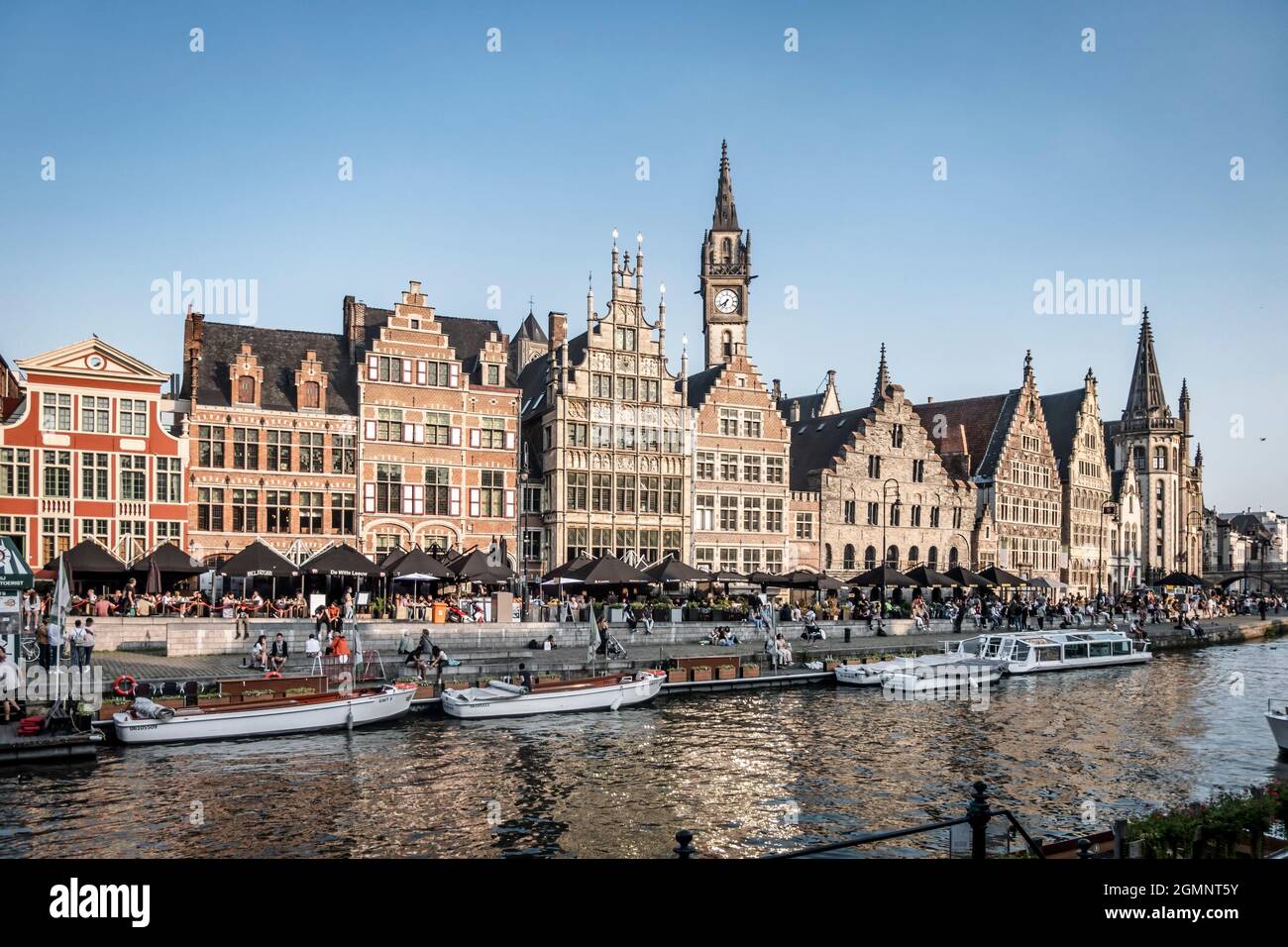 Touristenboot auf dem Fluss Leie, Ganslei Kai,  Rathaus der Vrije Schippers, mittelalterliche Häuser, Gent, Flandern, Belgien, Europ Stock Photo
