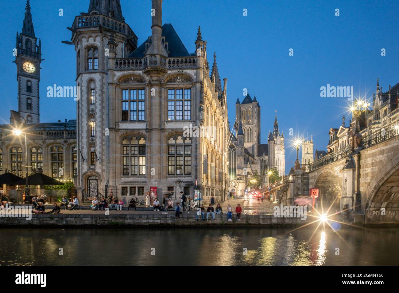 historisches Zentrum von Gent am Abend, Promenade an der Graslei, Zannier Hotels 1898 Die Post, St. Nikolauskirche, Belfried, Stadtturm,   Gent, Fland Stock Photo