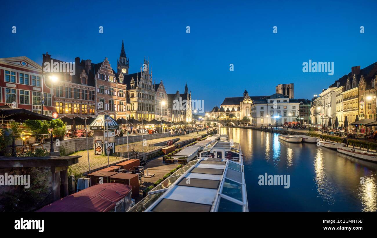 Historisches Zentrum von Gent am Abend,  Ganslei Kai, Blick von der Grasbrug, Ausflugsboote, mittelalterliche Häuser, Gent, Flandern, Belgien, Europa Stock Photo