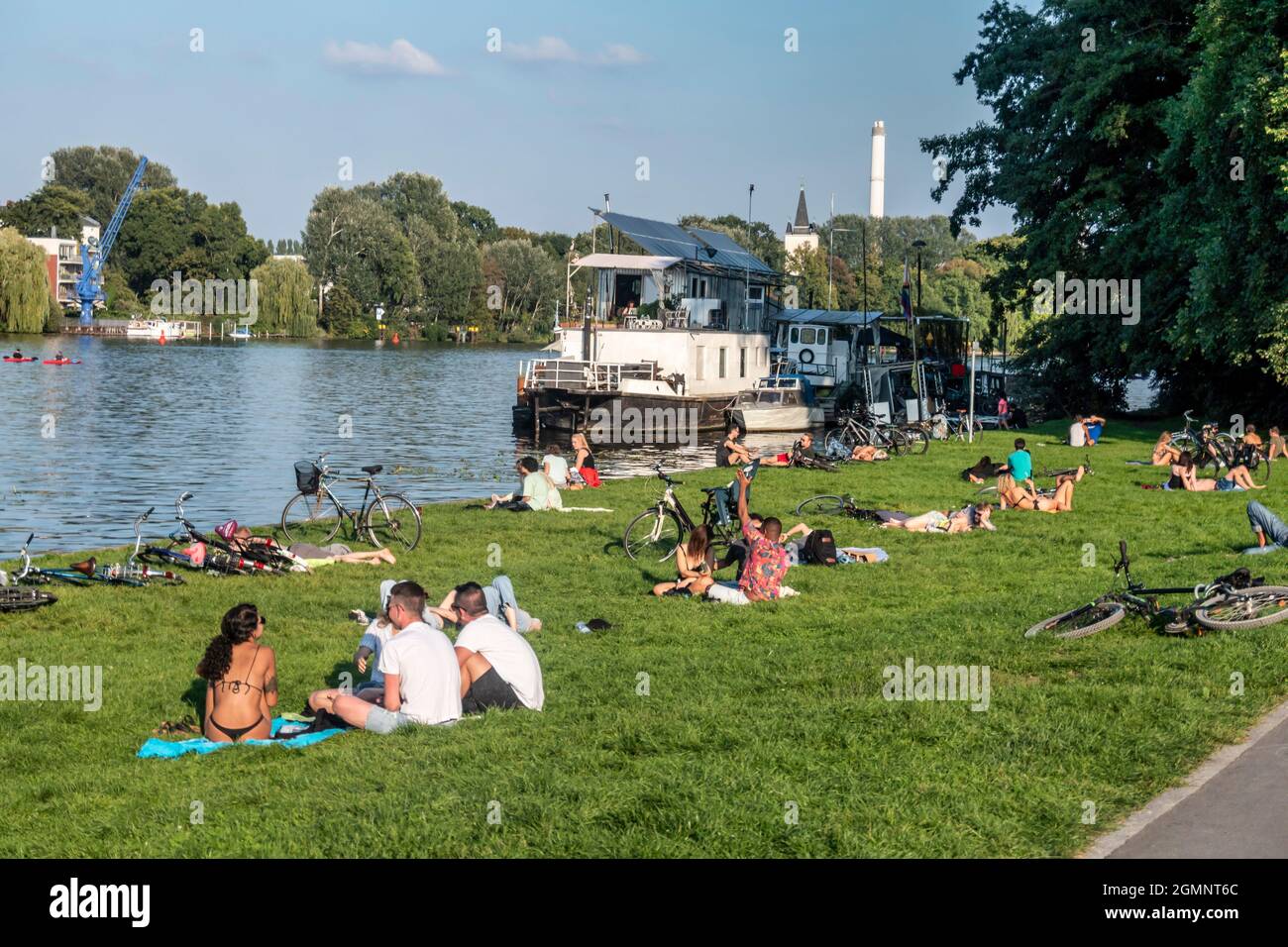 Spätsommer in Berlin, Liegewiese im Treptower Park am Spreeufer, Hausboote, Treptow , Berlin Stock Photo