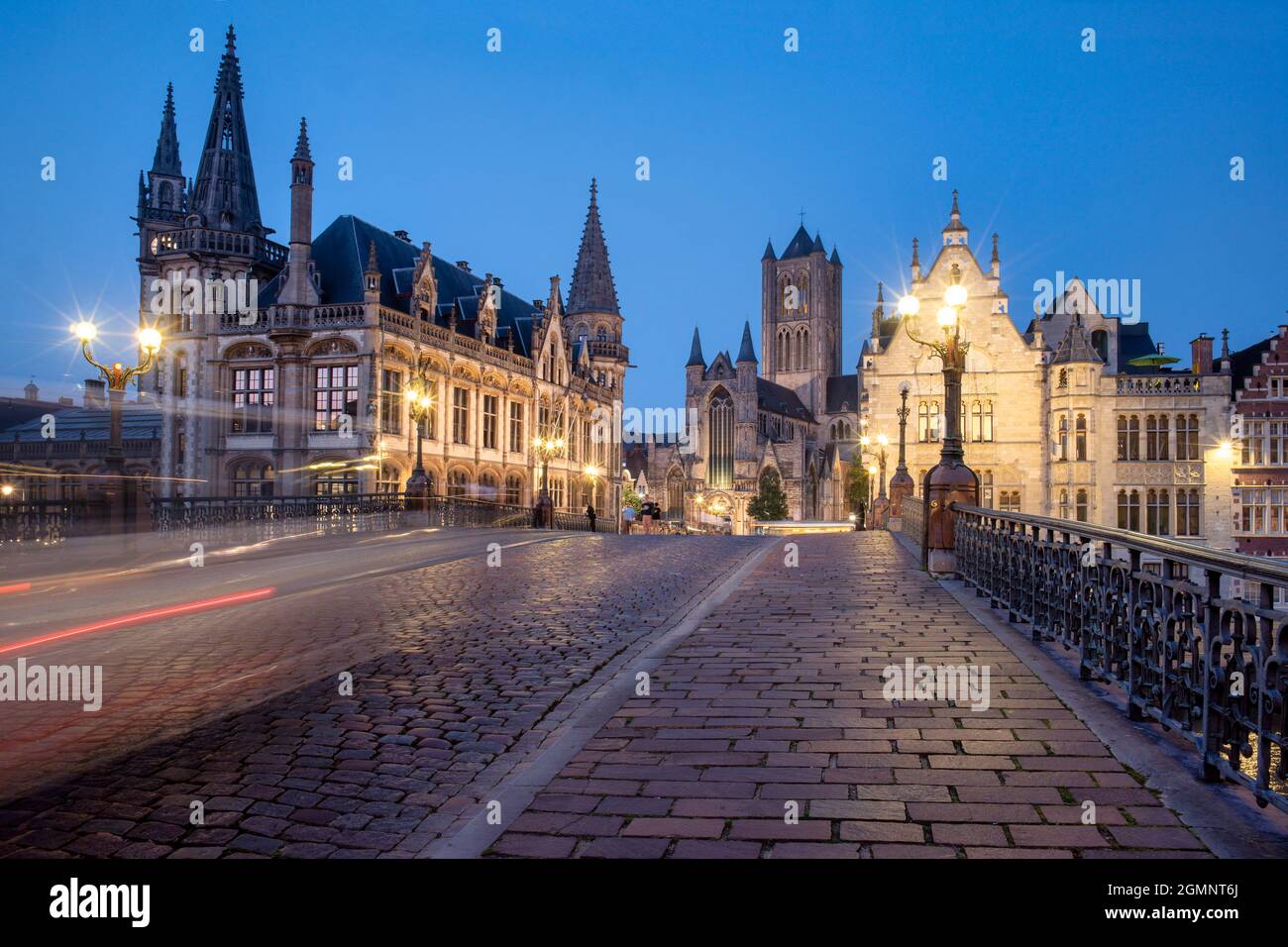historisches Zentrum von Gent, Sint Michielsbrug Brücke über den Fluss Leie, Zannier Hotels 1898 Die Post und Sint Niklaaskerk Kirche, Belfried, Stadt Stock Photo