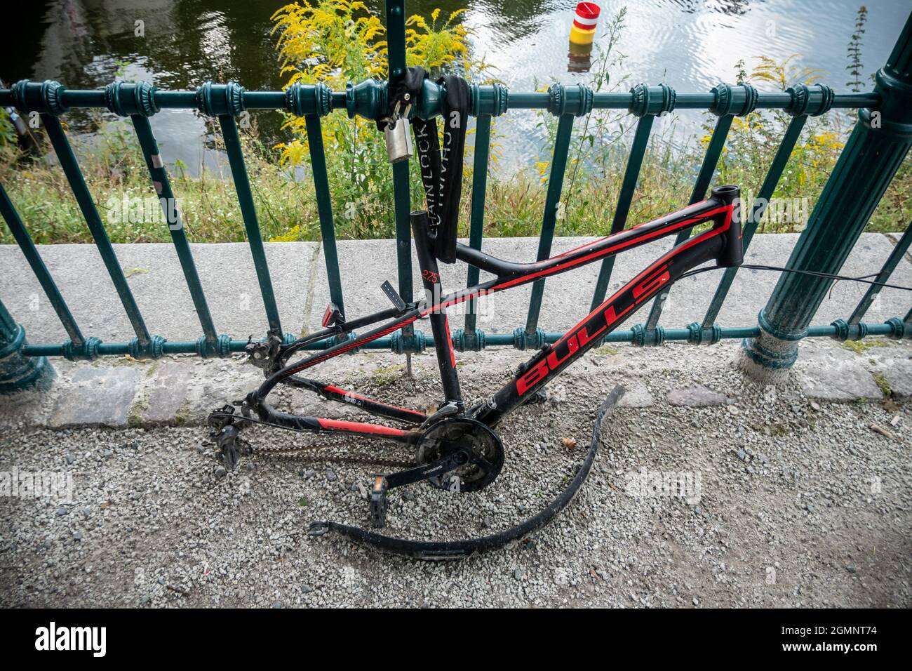 Ausgeschlachtetes Fahrrad am Landwehrkanal, Diebstahl, Kriminalität, Neukölln, Berlin Stock Photo