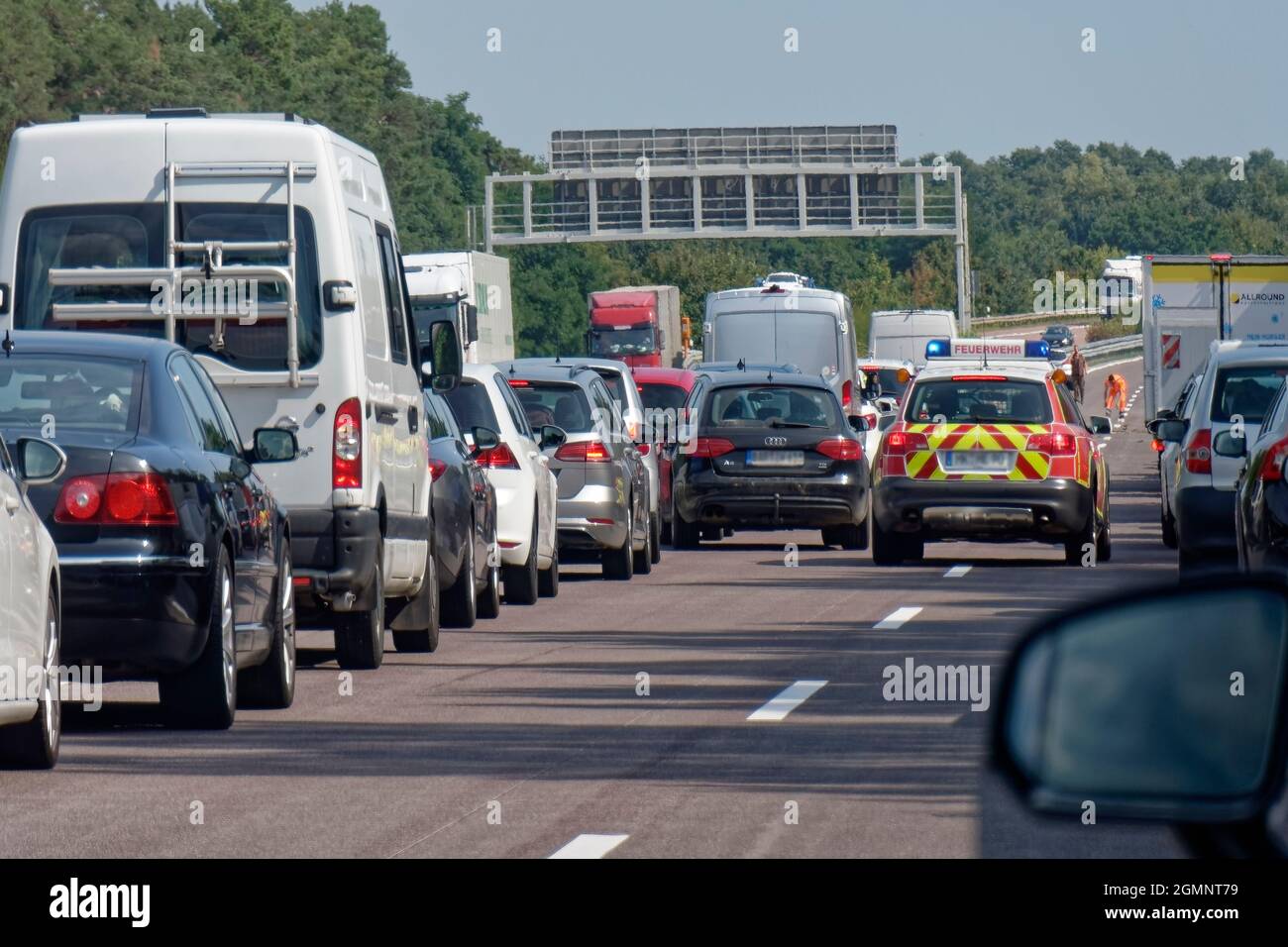 Rettungsgasse nach Verkehrsunfall auf der A2 bei Anschlussstelle Netzen am 06.09.2021 gegen 13.10 . 2 Autos krachten in die Leitplanke, dabei wurden 5 Stock Photo