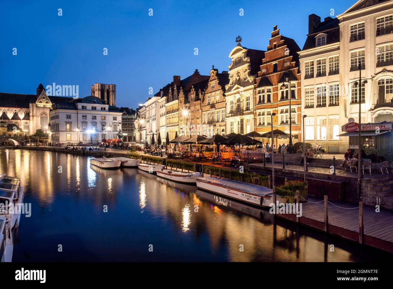 Historisches Zentrum von Gent am Abend,    mittelalterliche Häuser, Korenlei Ufer Promenade, Ausflugsboote, Gent, Flandern, Belgien, Europa Stock Photo