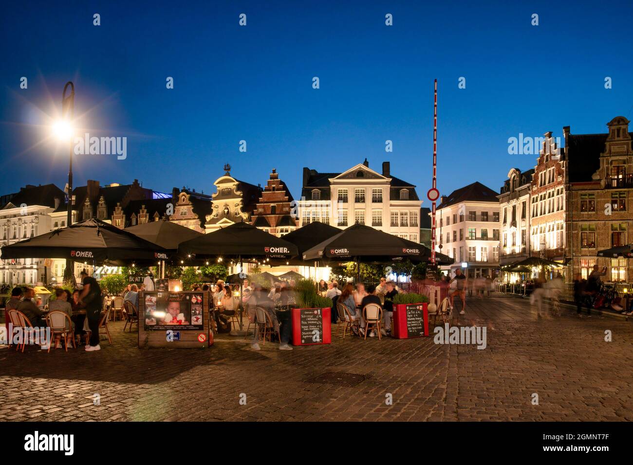 Historisches Zentrum von Gent am Abend,  Restaurants am Graslei Kai bei der Grasbrug  , Gent, Flandern, Belgien, Europa Stock Photo