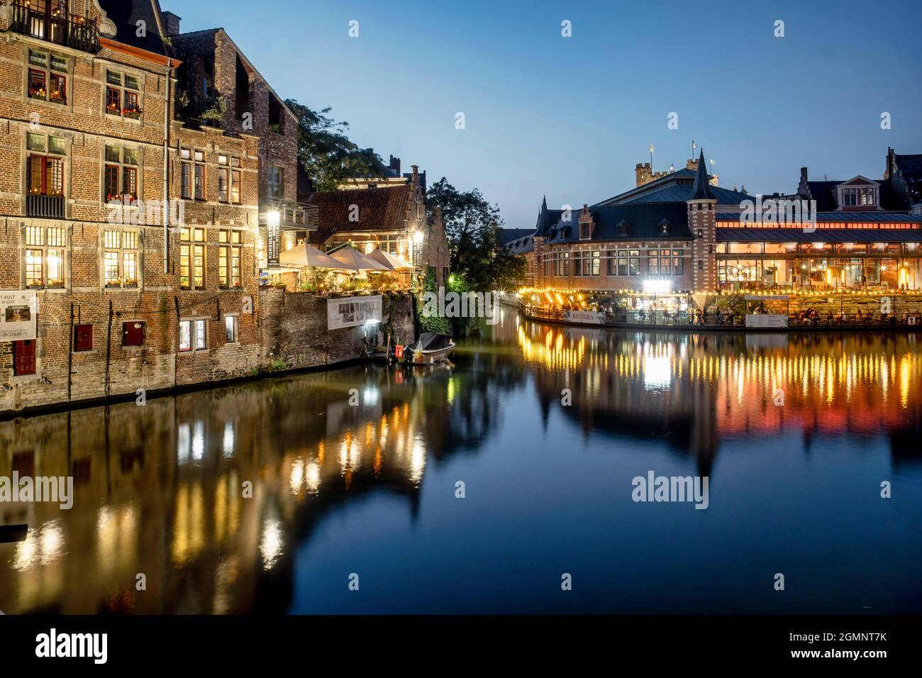 Historisches Zentrum von Gent am Abend, rechts  Oude vismijn, Festsaal am Fluss Leie, Gent, Flandern, Belgien, Europa Stock Photo