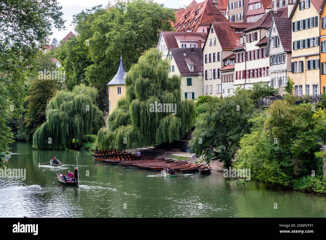 Stocherkähne auf dem Neckar, Tübinger Altstadtfassaden mit Hölderlinturm, Baden-Württemberg, Deutschland, Europa Stock Photo