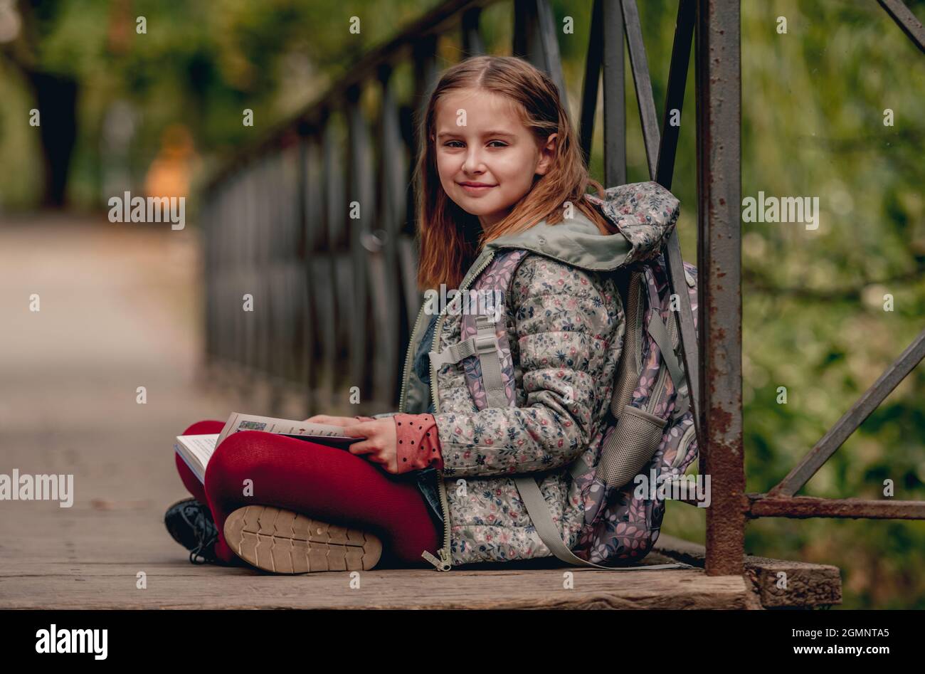 Preteen girl reading book hi-res stock photography and images - Alamy