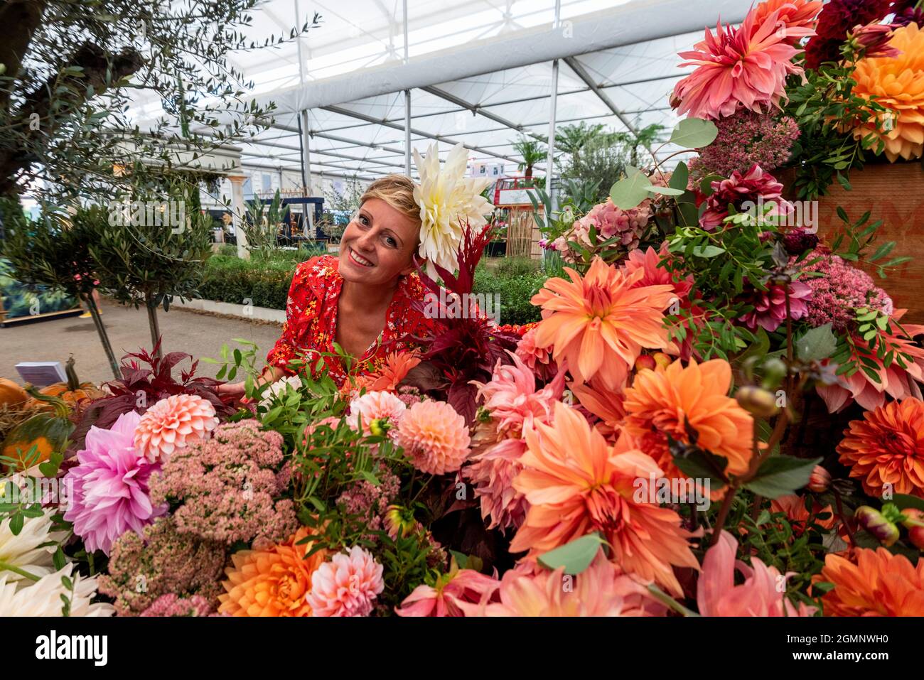 London, UK.  20 September 2021. Andie McDowell poses with her dahlias at her Dahlia Beach stand at the RHS Chelsea Flower Show. Cancelled due to Covid-19 concerns last year, this is the first time that the show has been held in September (usually May).  The show runs to 26 September at the Royal Hospital Chelsea.  Credit: Stephen Chung / Alamy Live News Stock Photo