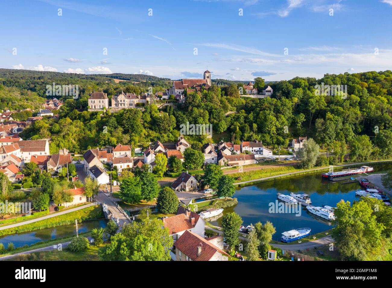 France, Yonne, Canal du Nivernais, Chatel Censoir, village and Canal du Nivernais  (aerial view) // France, Yonne (89), Canal du Nivernais, Châtel-Cen Stock Photo