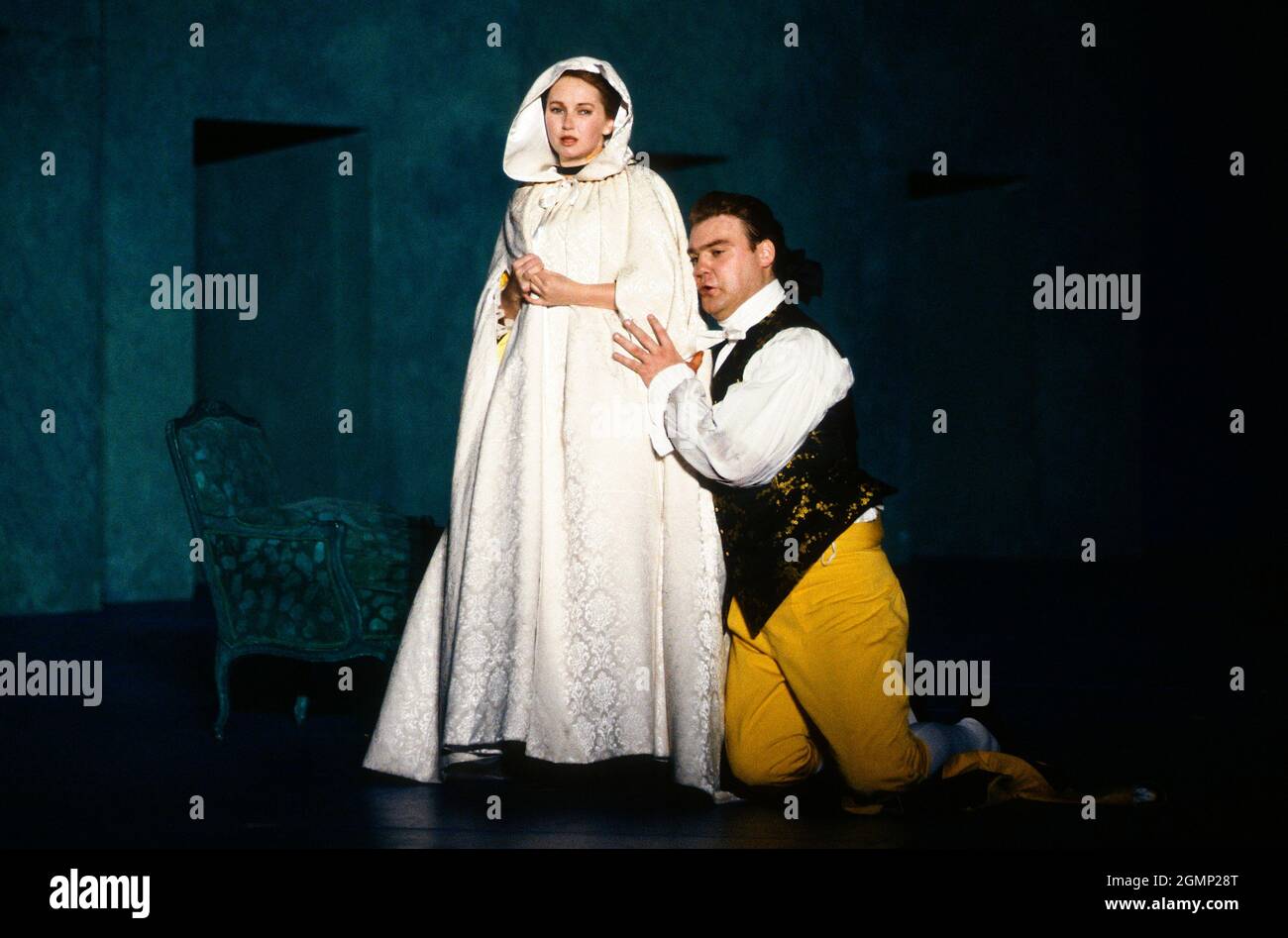 Act 4 - 'invisible' in the 'dark' -begging forgiveness: Bryn Terfel (Figaro), Cathryn Pope (Susanna - disguised as the Countess)  in FIGARO’S WEDDING at English National Opera (ENO), London Coliseum, London WC2  30/10/1991 music: Wolfgang Amadeus Mozart  libretto: Lorenzo Da Ponte  conductor: Paul Daniel  design: Richard Hudson  lighting: Nick Chelton  choreographer: Ron Howell  director: Graham Vick Stock Photo