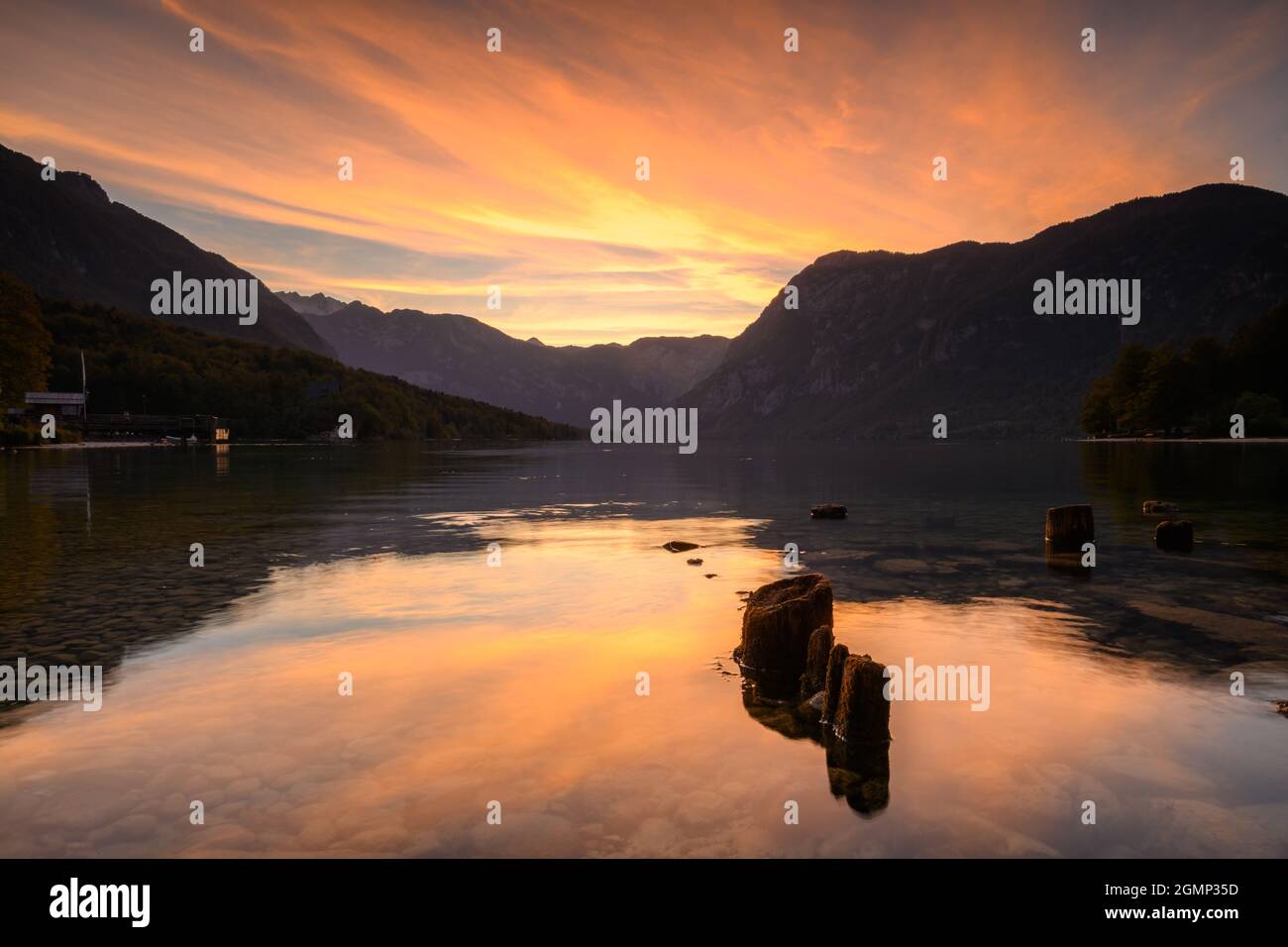 Idyllic scene tranquil lake hi-res stock photography and images - Alamy