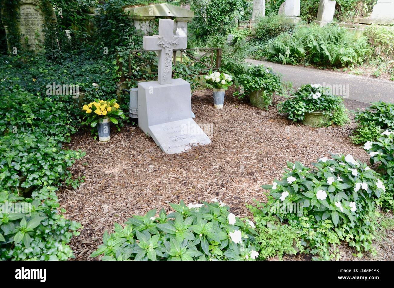 George Michaels Grave In Highgate Cemetery Christmas 2022 Most Recent Picture Melanie Panayiotou High Resolution Stock Photography And Images - Alamy