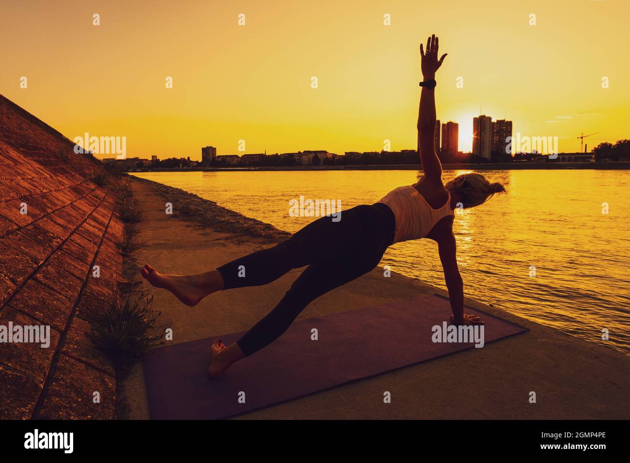 Leg kick hires stock photography and images Alamy