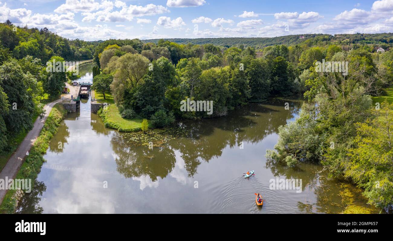 France, Yonne, Canal du Nivernais, Merry sur Yonne, lock and houseboat on the Canal du Nivernais with the Yonne river on the right and canal towpath, Stock Photo