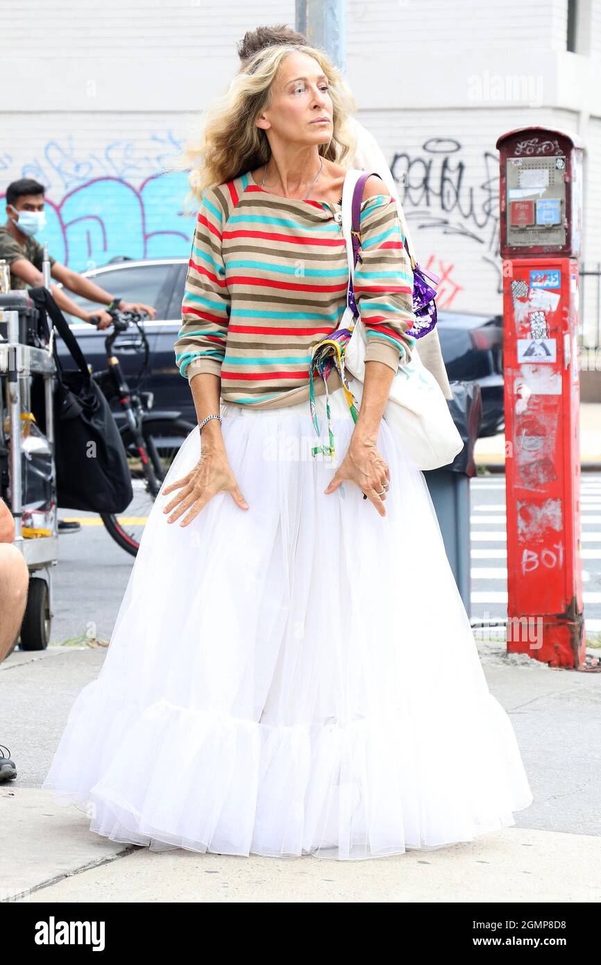 New York NY 20210827 Sarah Jessica Parker Arrives to And Just Like That set in a Huge Tulle Skirt PICTURED Sarah Jessica Parker ROGER WONG Stock Photo Alamy
