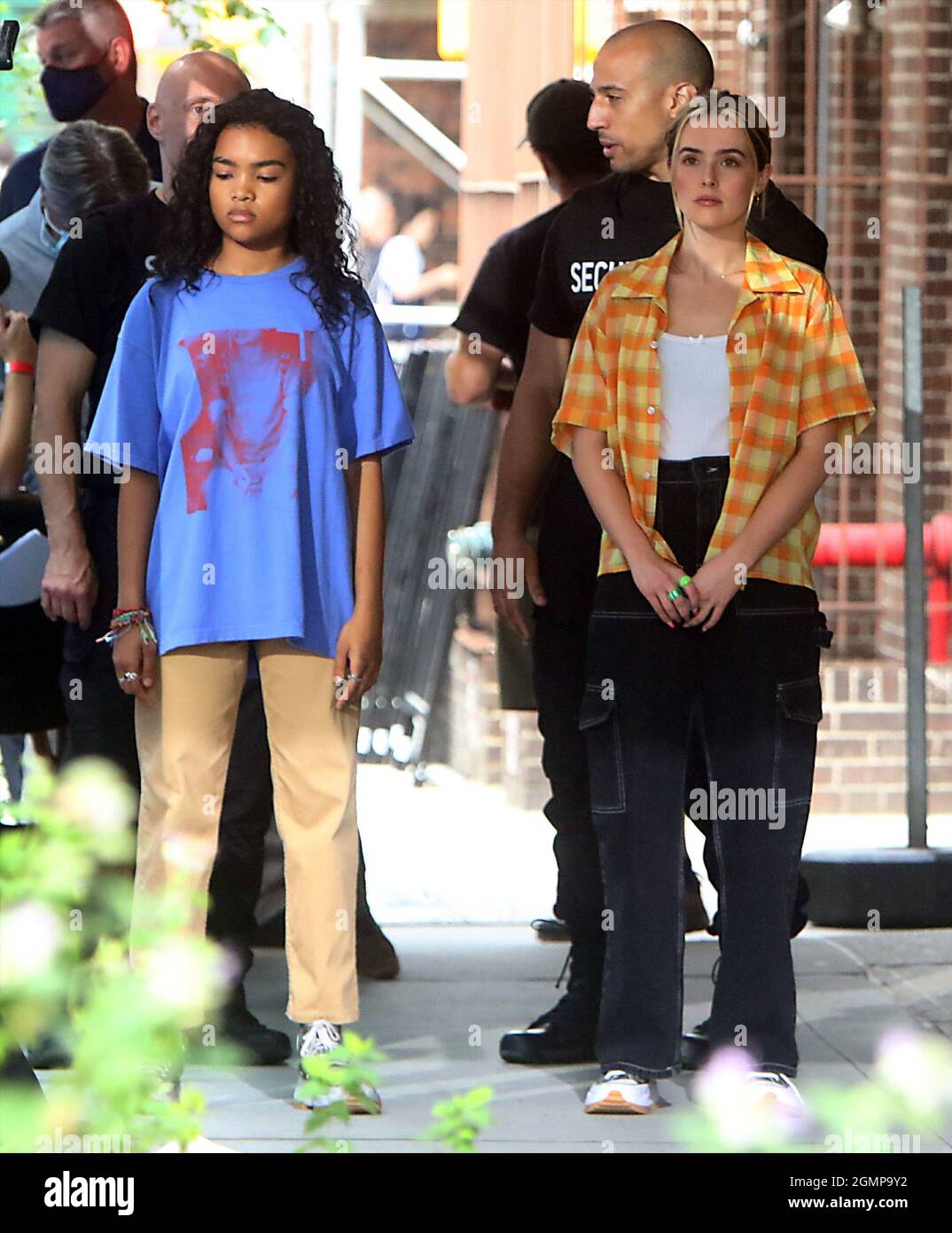 New York - NY - 20210809 Zoey Deutch and Mia Isaac film scenes together ...