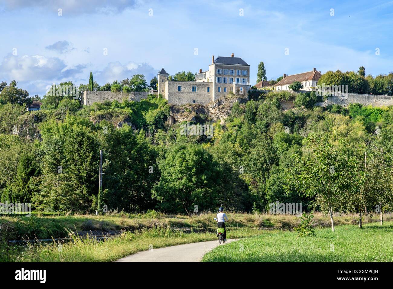 France, Yonne, Canal du Nivernais, Mailly le Chateau, canal and canal towpath, cyclist on green road V51 Le Tour de Bourgogne by bike // France, Yonne Stock Photo