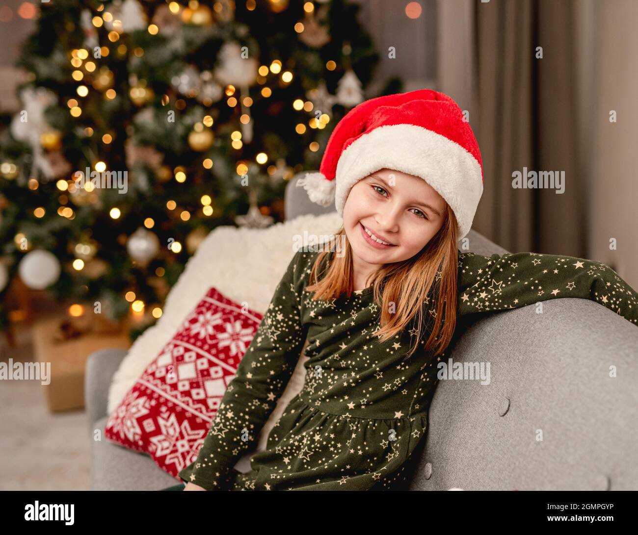 Little girl hugging teddy near christmas tree Stock Photo - Alamy