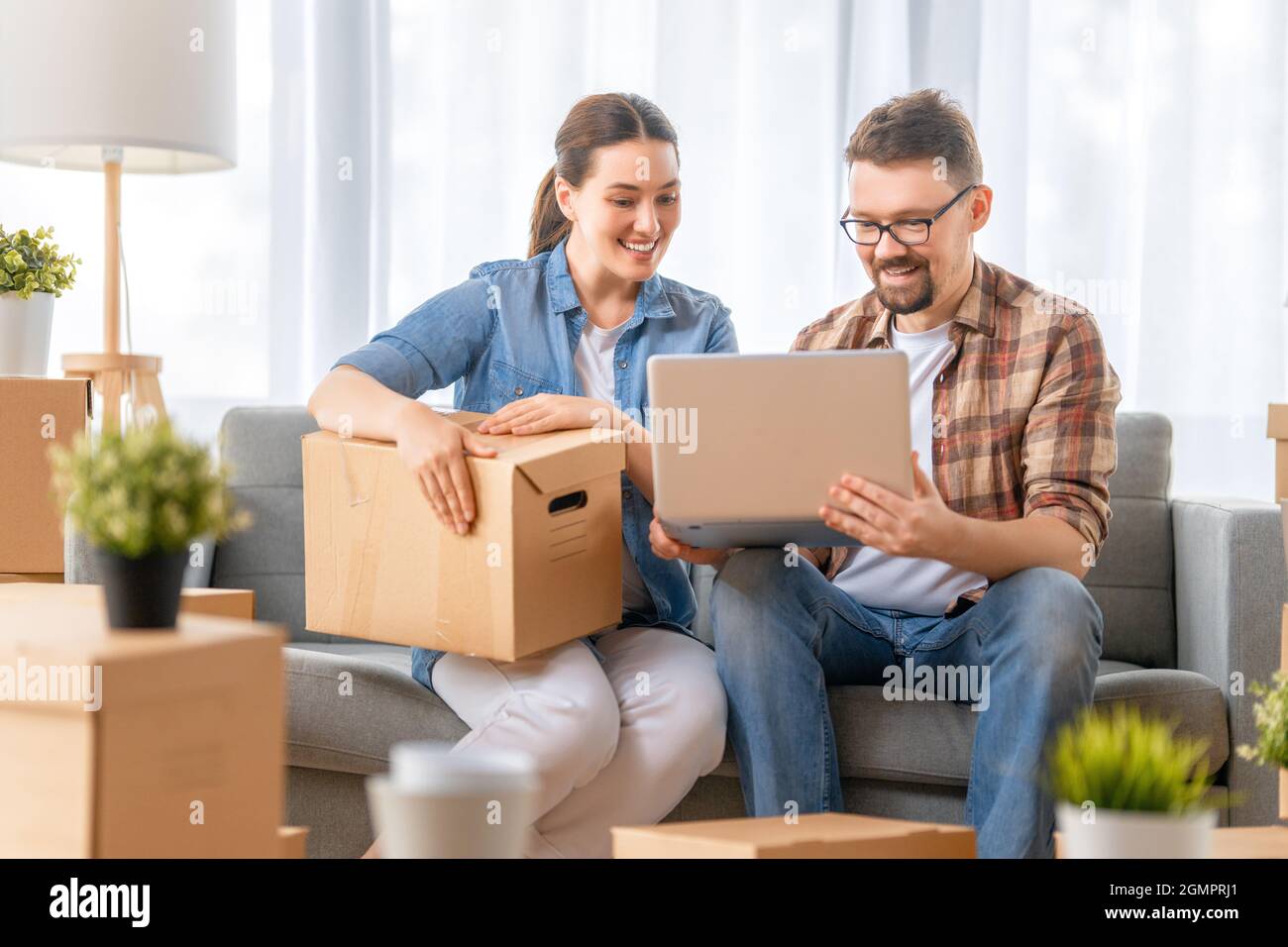 Happy young married couple are moving to new apartment Stock Photo - Alamy