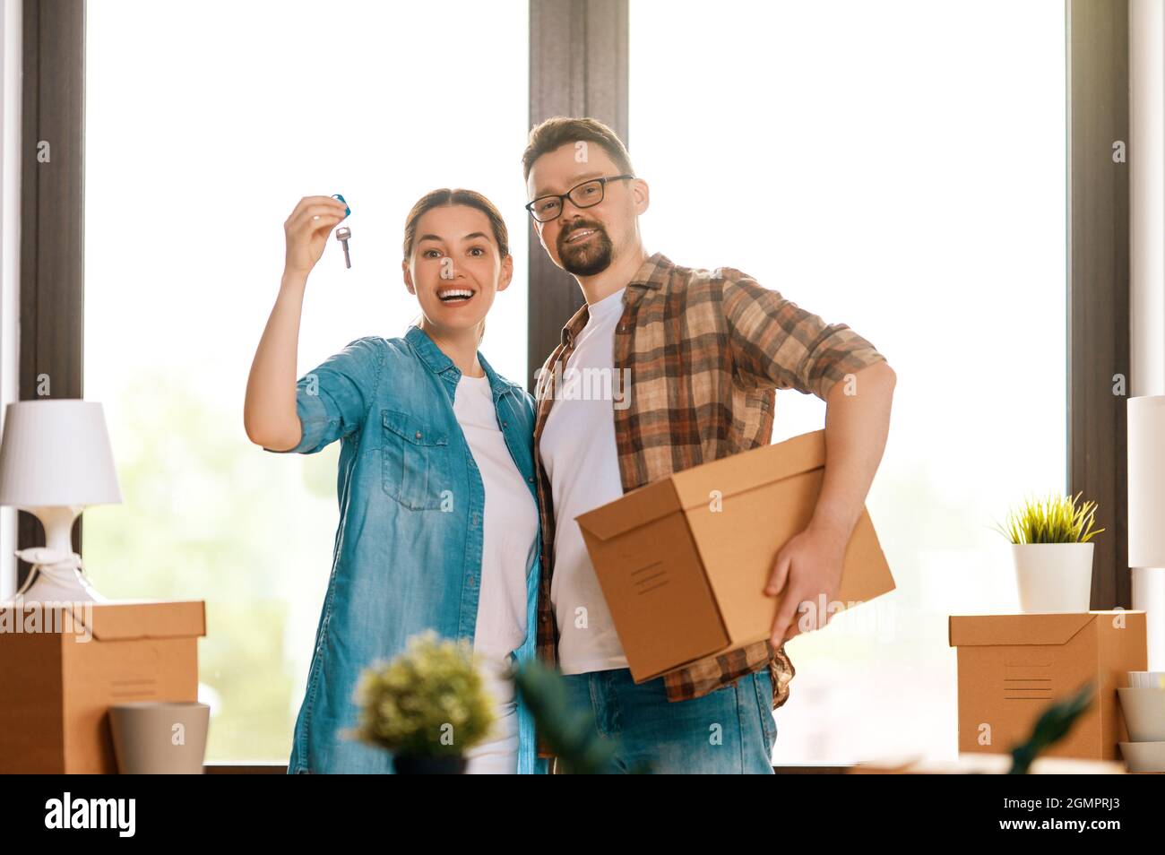 Happy young married couple are moving to new apartment Stock Photo - Alamy