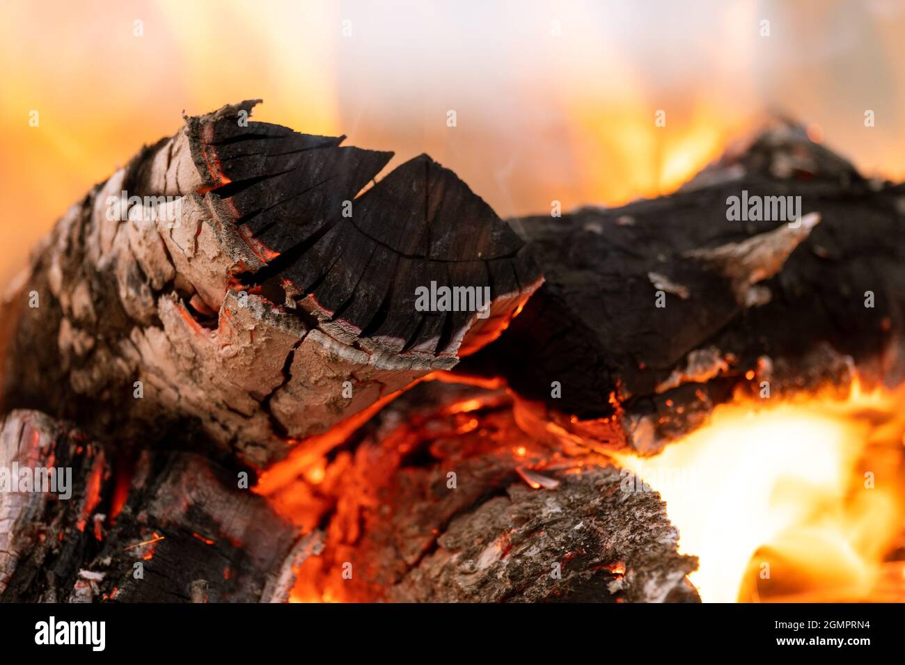 Warm wood logs burning brightly hi-res stock photography and images - Alamy