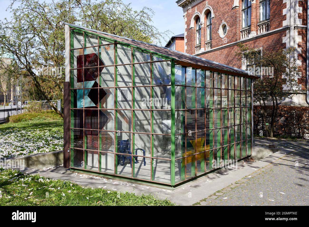 Pavillon (Jørgen Carlo Larsen, 2011), glass and concrete building outside Botanisk Laboratorium (Botanical Laboratory); Copenhagen, Denmark Stock Photo