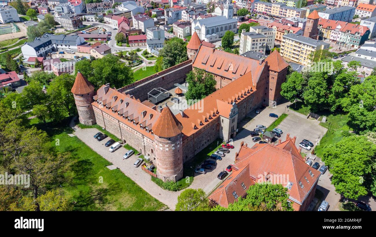 https://c8.alamy.com/comp/2GMR4JF/aerial-view-of-bytow-castle-gothic-teutonic-castle-and-a-former-stronghold-for-pomeranian-dukes-in-bytow-poland-2GMR4JF.jpg