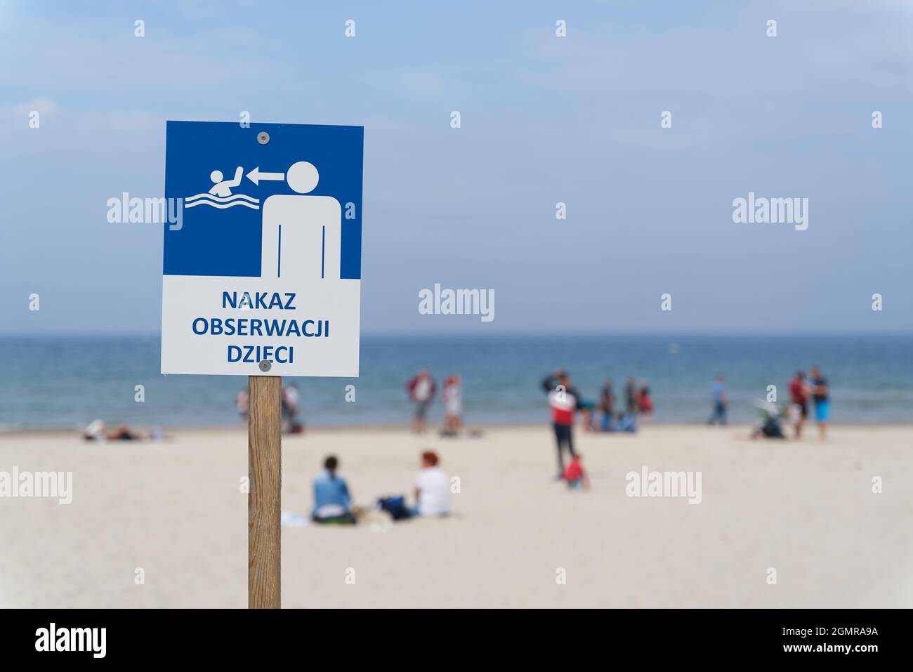 Sign on the beach of the Baltic Sea near Kołobrzeg with the inscription Order to observe children (Nakaz Obserwacji Dzieci) Stock Photo