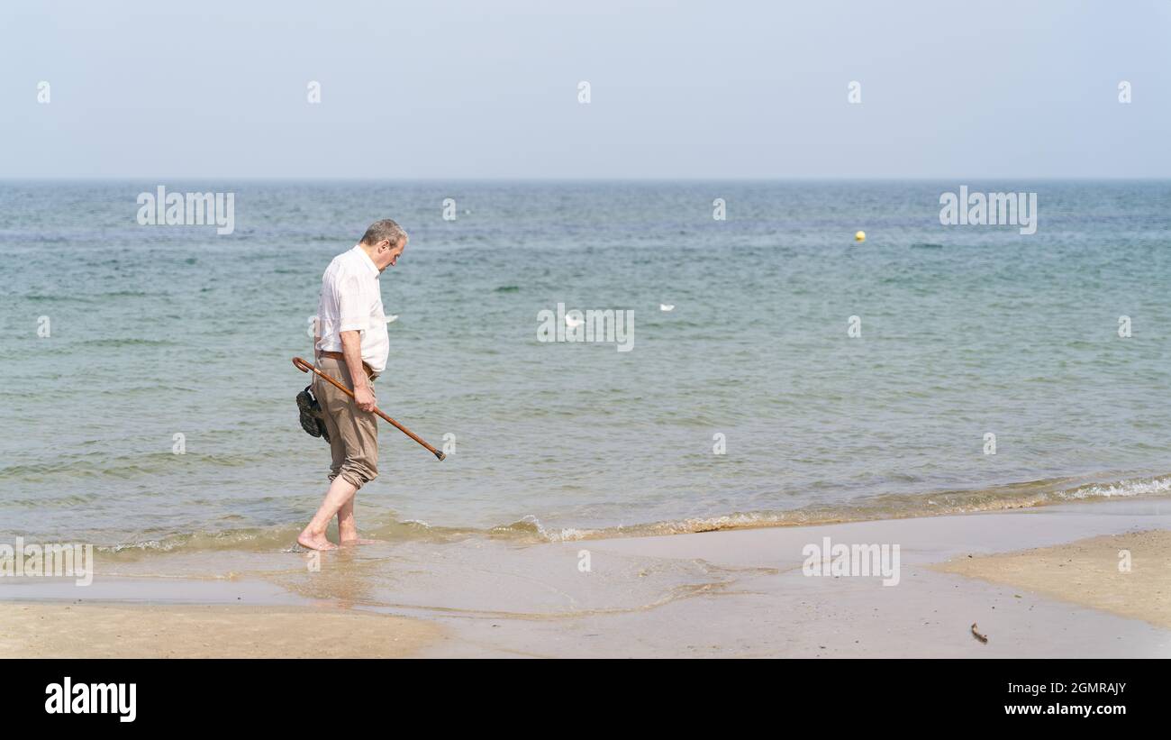 Old man walking on beach hi-res stock photography and images - Alamy