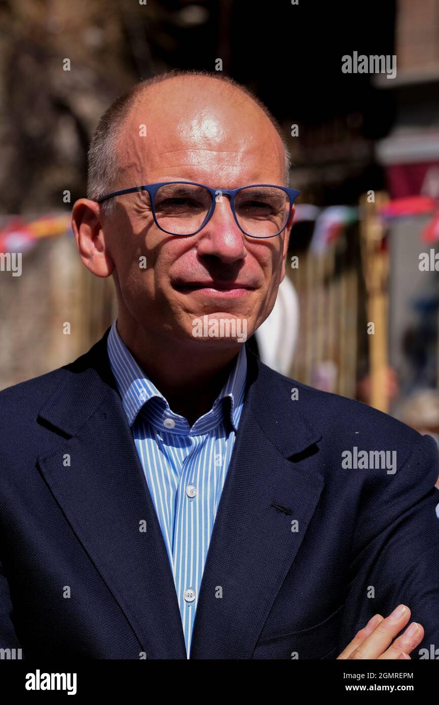 Enrico Letta The Secretary Of The Partito Democratico In Naples To Meet The Candidate For Mayor Of Naples Gaetano Manfredi And His Supporters In The Streets Of The Historic Centre Of