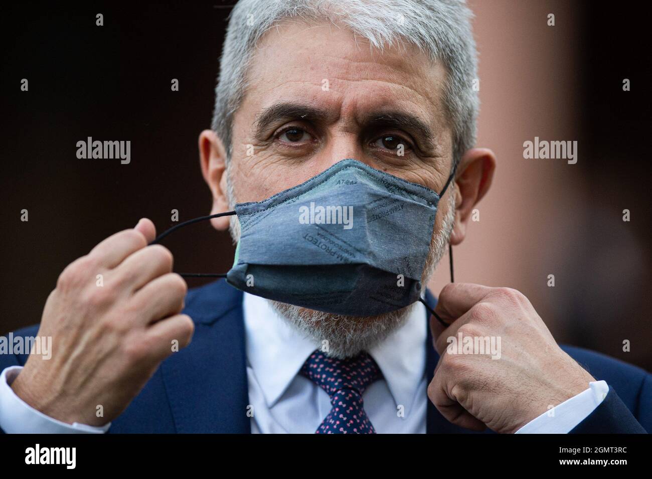 Buenos Aires, Argentina. 20th Sep, 2021. Anibal Fernandez, Designated Minister of Security of Argentina takes off his face mask during the event. After the Political Crisis of the Government of Alberto Fernandez in Argentina, ministers and officials were present at the swearing-in of the new Ministers held at the Government House in Buenos Aires, Argentina. Credit: SOPA Images Limited/Alamy Live News Stock Photo