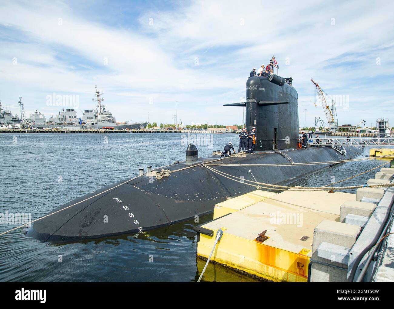 French submarine FNS Améthyste (S605) moors pier side at Naval Station Norfolk, Sept. 16, 2021. During the visit, Améthyste will be hosted by the U.S. Navy Virginia-class fast-attack submarine USS John Warner (SSN 785) as the two nations remember the Battle of the Capes, the decisive French victory over the British Fleet during the American Revolutionary War. (U.S. Navy Photo by Mass Communication Specialist 1st Class Cameron Stoner) Stock Photo