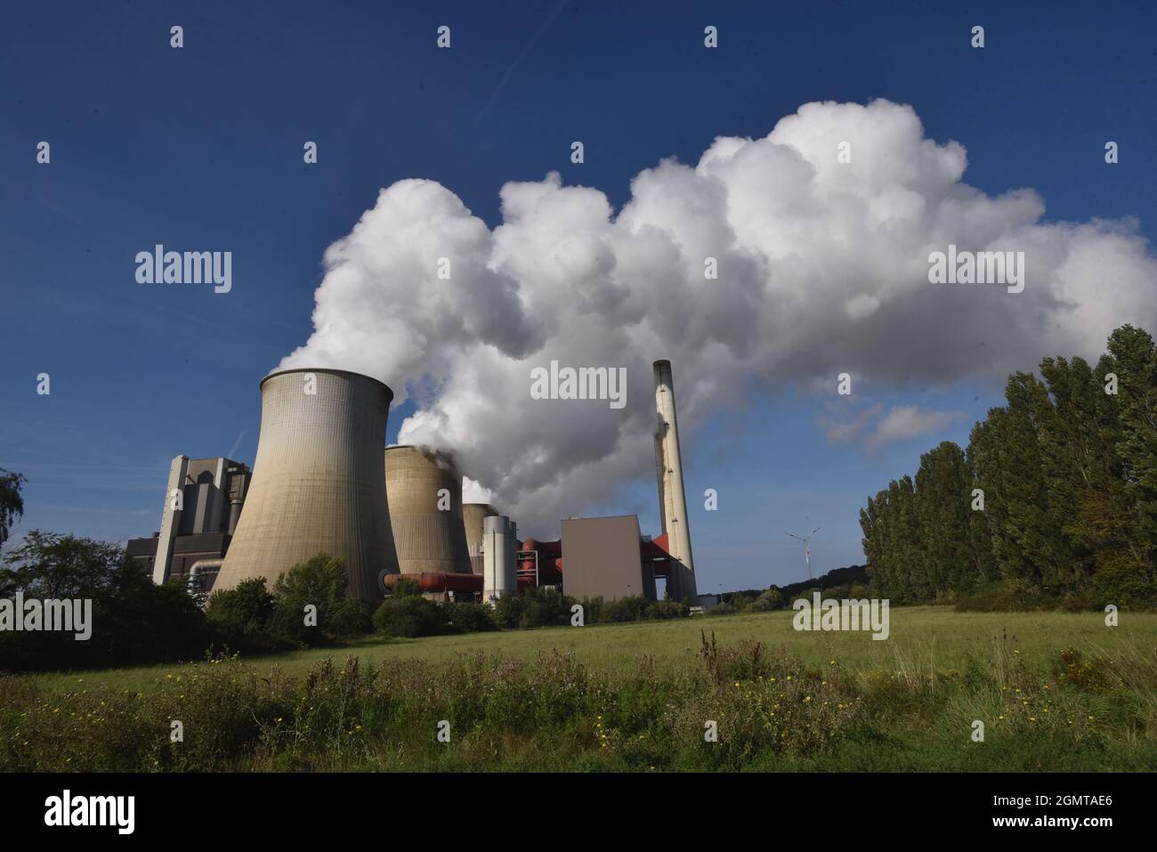 Weisweiler, Germany. 19th Sep, 2021. Thick smoke, cloud of water vapour ...