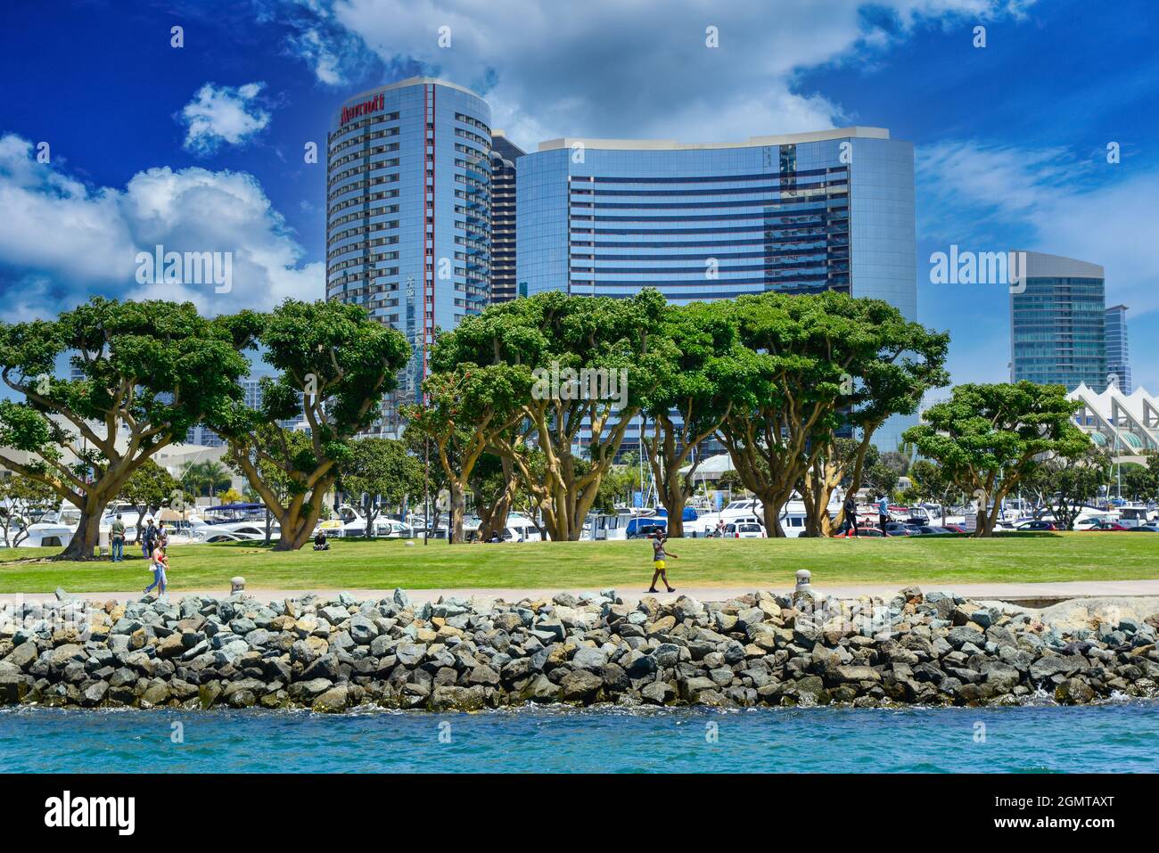 People stroll the waterfront areas near the San Diego Port and the Marriott Marquis San Diego Marina Hotel, in San Diego, CA, USA Stock Photo