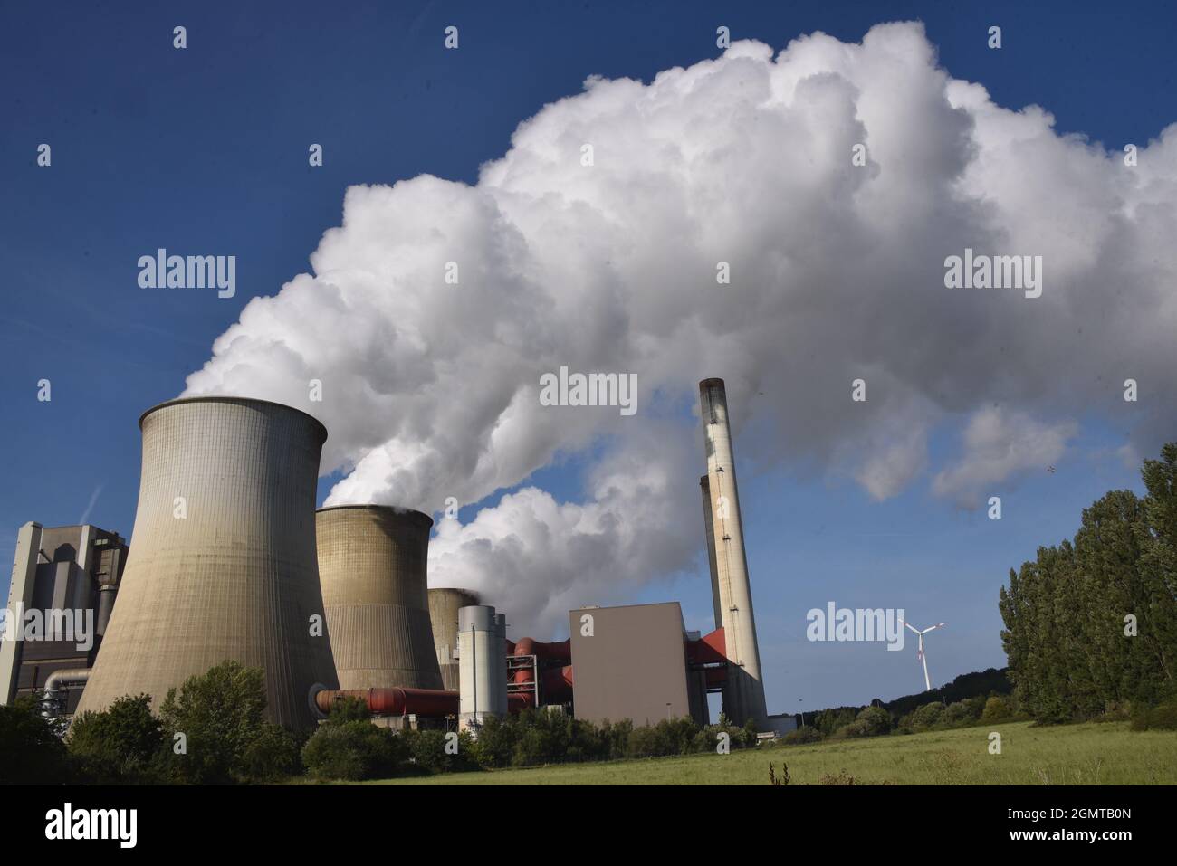 Weisweiler, Germany. 19th Sep, 2021. Thick smoke, cloud of water vapour comes out of the cooling towers of the lignite-fired power plant Weisweiler of RWE Power AG in Eschweiler Weisweiler Credit: Horst Galuschka/dpa/Alamy Live News Stock Photo