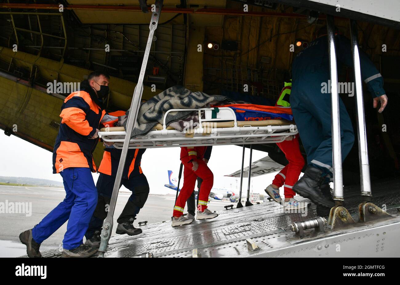 Perm, Russia. 21st Sep, 2021. Medical workers and Russian Emergencies  Ministry employees transport the injured in the 20 September Perm State  University shooting to be sent to Moscow. According to Russia's  Investigative