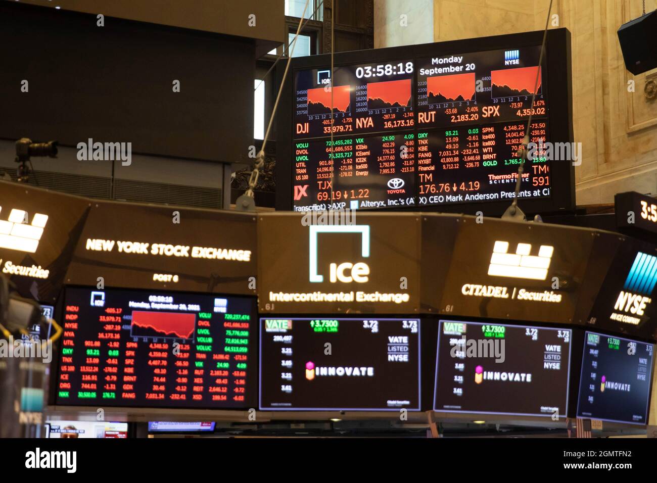 New York, USA. 21st Sep, 2021. Electronic screens show trading information at the New York Stock Exchange in New York, the United States, Sept. 20, 2021. U.S. stocks tumbled on Monday as selling pressure intensified on Wall Street. The Dow Jones Industrial Average fell 614.41 points, or 1.78 percent, to close at 33,970.47, after shedding by more than 970 points at its session low. The S&P 500 dropped 75.26 points, or 1.70 percent, to 4,357.73. The Nasdaq Composite Index slid 330.06 points, or 2.19 percent, to 14,713.90. Credit: Xinhua/Alamy Live News Stock Photo