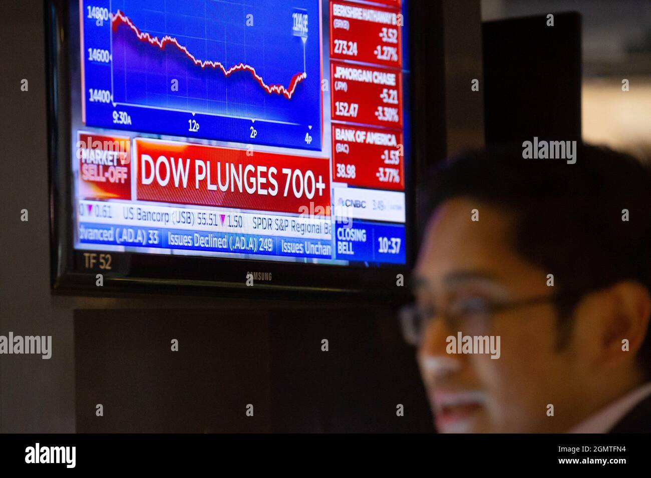New York, USA. 21st Sep, 2021. A trader works at the trading floor in the New York Stock Exchange in New York, the United States, Sept. 20, 2021. U.S. stocks tumbled on Monday as selling pressure intensified on Wall Street. The Dow Jones Industrial Average fell 614.41 points, or 1.78 percent, to close at 33,970.47, after shedding by more than 970 points at its session low. The S&P 500 dropped 75.26 points, or 1.70 percent, to 4,357.73. The Nasdaq Composite Index slid 330.06 points, or 2.19 percent, to 14,713.90. Credit: Xinhua/Alamy Live News Stock Photo