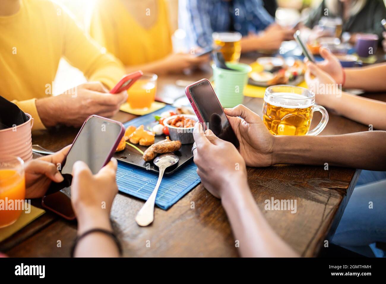 Mobile phone restaurant friends hi-res stock photography and images - Alamy