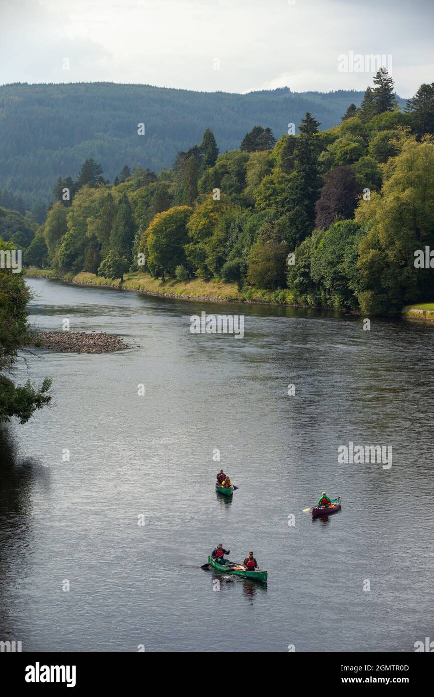 Dunkeld Spring Kayakers on the River Tay at Dunkeld Stock Photo - Alamy