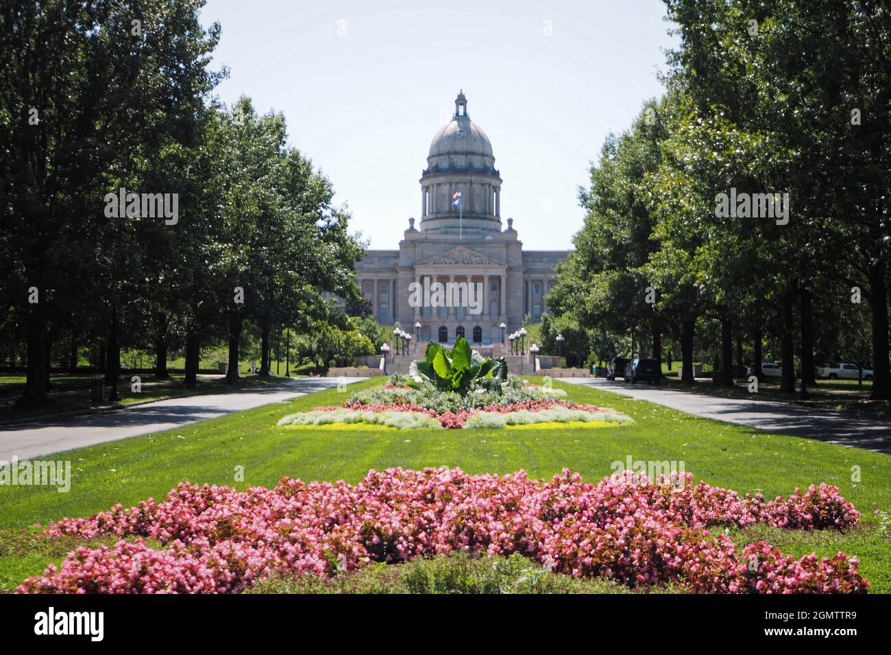 Flowers bloom in front of the Kentucky State Capitol building on Friday, Aug. 30, 2019 in Frankfort, Franklin County, KY, USA. Designed in the Beaux-Arts architectural style by architect Frank Mills Andrews and constructed between 1905 and 1909, the Kentucky State Capitol building houses all three branches of state government: executive (governor's office), legislative (Kentucky General Assembly) and judicial (Kentucky Supreme Court). (Apex MediaWire Photo by Joel Wolford) Stock Photo