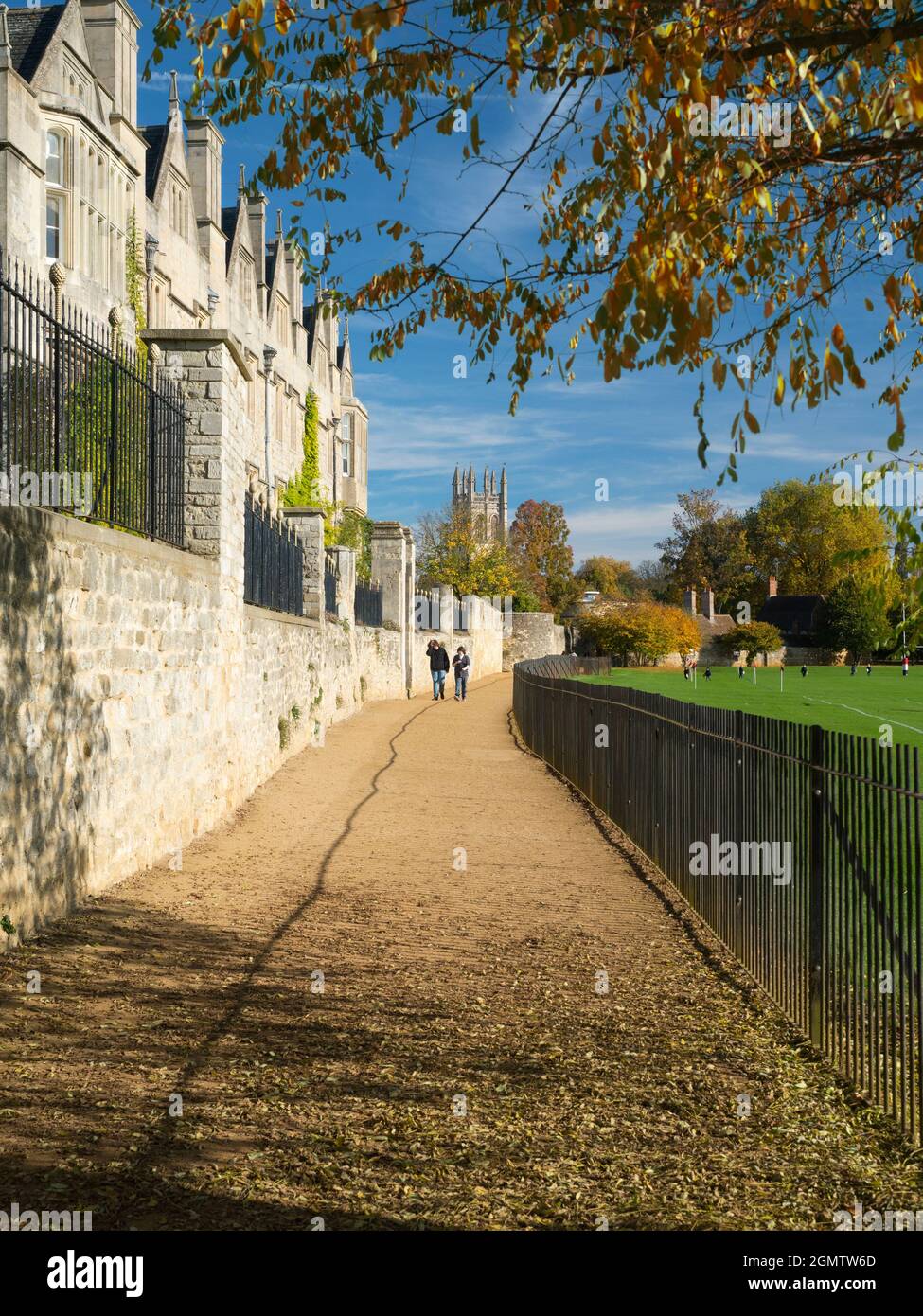 Deadman's Walk is a scenic footpath running east-west in central Oxford, England, situated immediately to the south of Merton College, adjacent to Chr Stock Photo