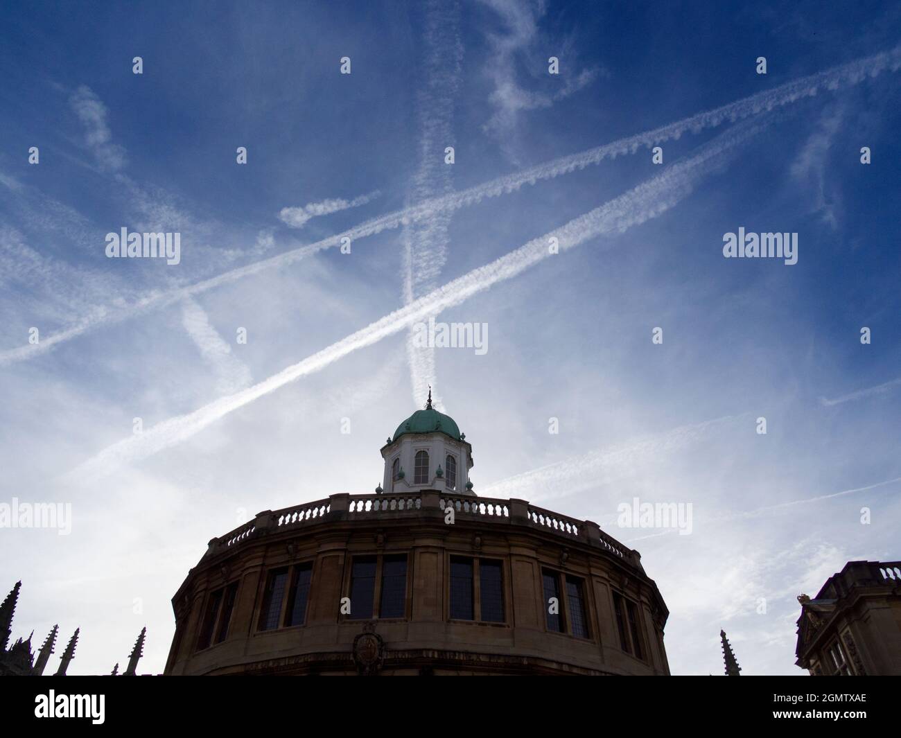 The distinctive round Sheldonian Theatre, located in the heart of Oxford, England, was built from 1664 to 1669 based on an early design by Christopher Stock Photo