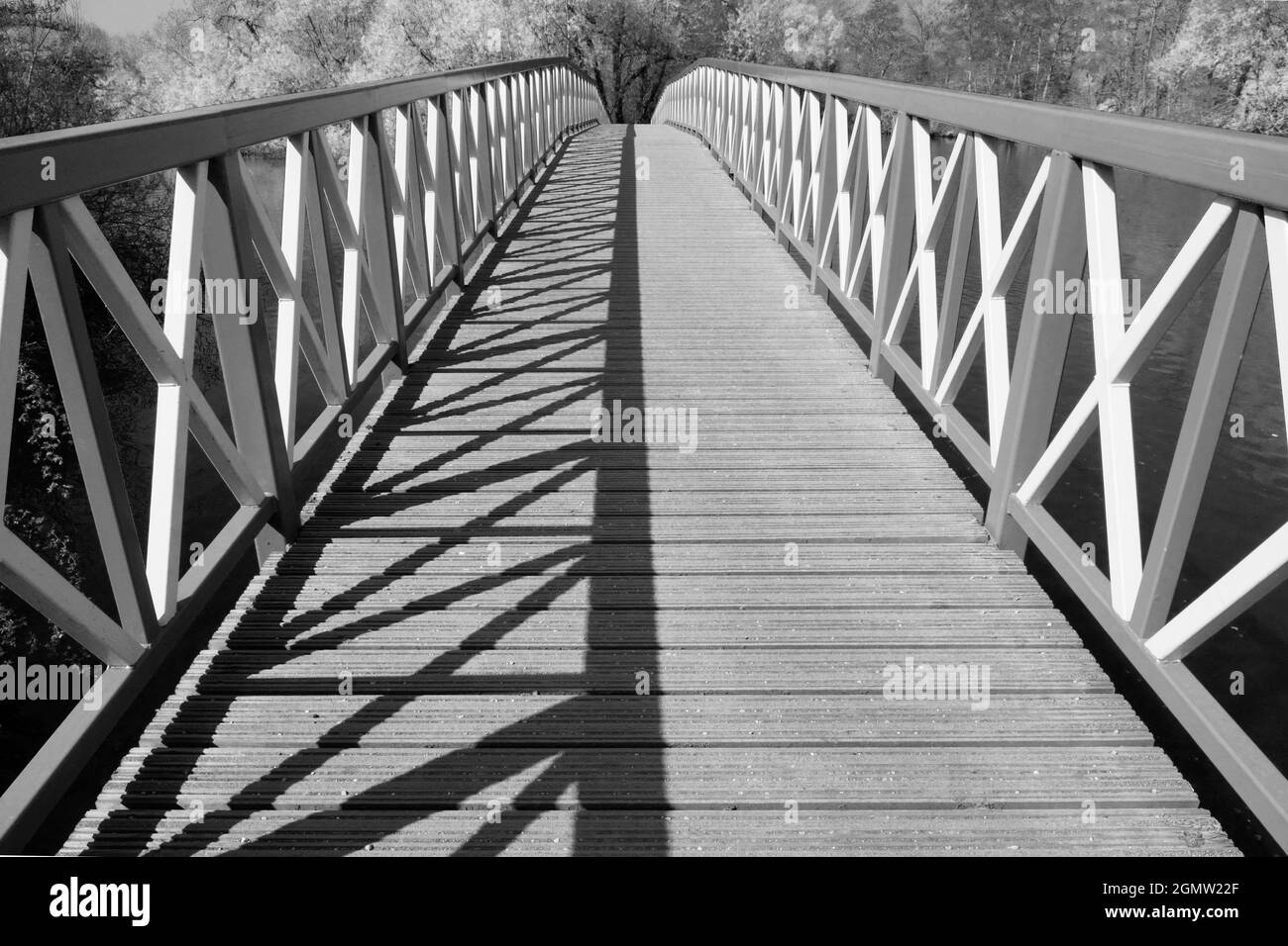Footbridge over the Thames by Kennington, just outside Oxford. This walkway is much frequented by cyclists, joggers and dog owners - not to mention ph Stock Photo