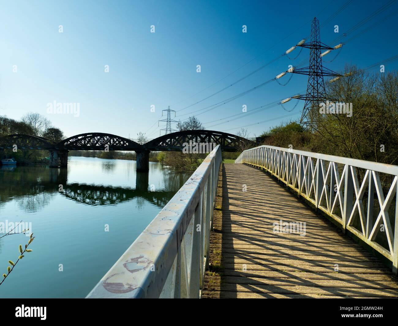 Kennington, Oxfordshire, England - 1 April 2019   Here we see in the background an abandoned railway bridge over the Thames by Kennington, just outsid Stock Photo
