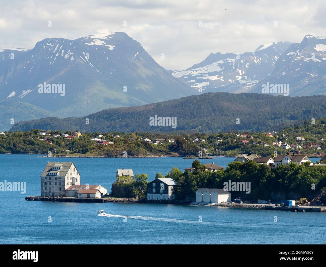 Alesund is a small town (pop. 45000) in M¿re og Romsdal county, Norway. It is part of the traditional district of Sunnm¿re, and the centre of the les Stock Photo
