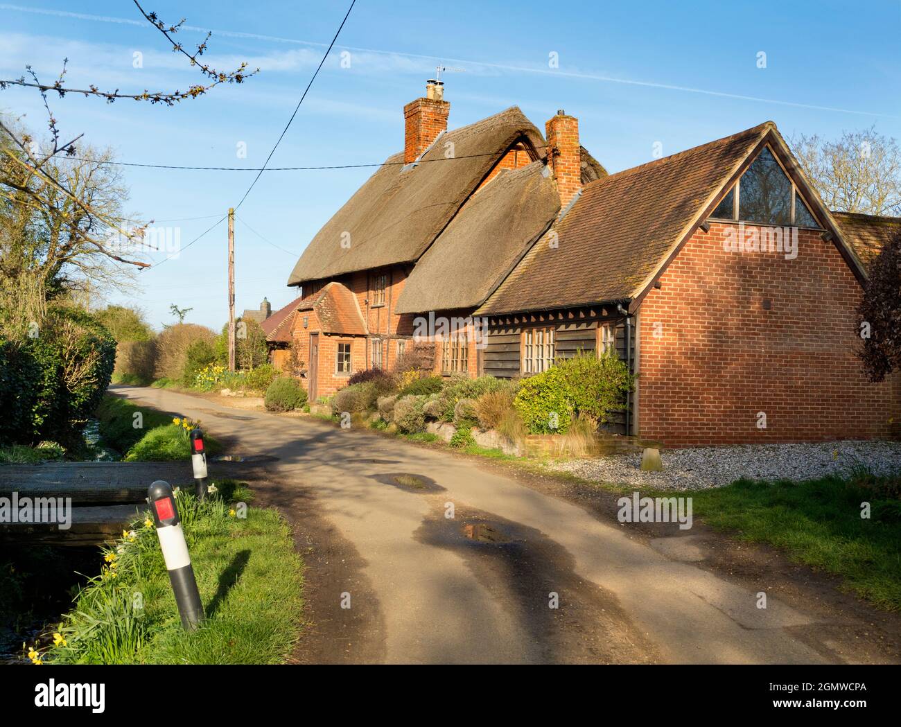 Radley, Oxfordshire, England - 27 March 2021; No people in view. A beautiful thatched cottage in Lower Radley Village, on a fine spring morning. But b Stock Photo