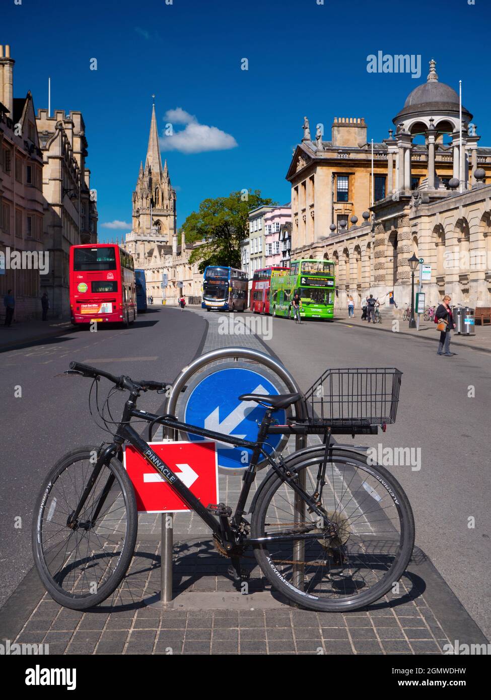 Oxford, England - 21 May 2019;   Many people in shot.     The view along Oxford High Street, on a fine summer day.  Landmarks to be seen include Queen Stock Photo