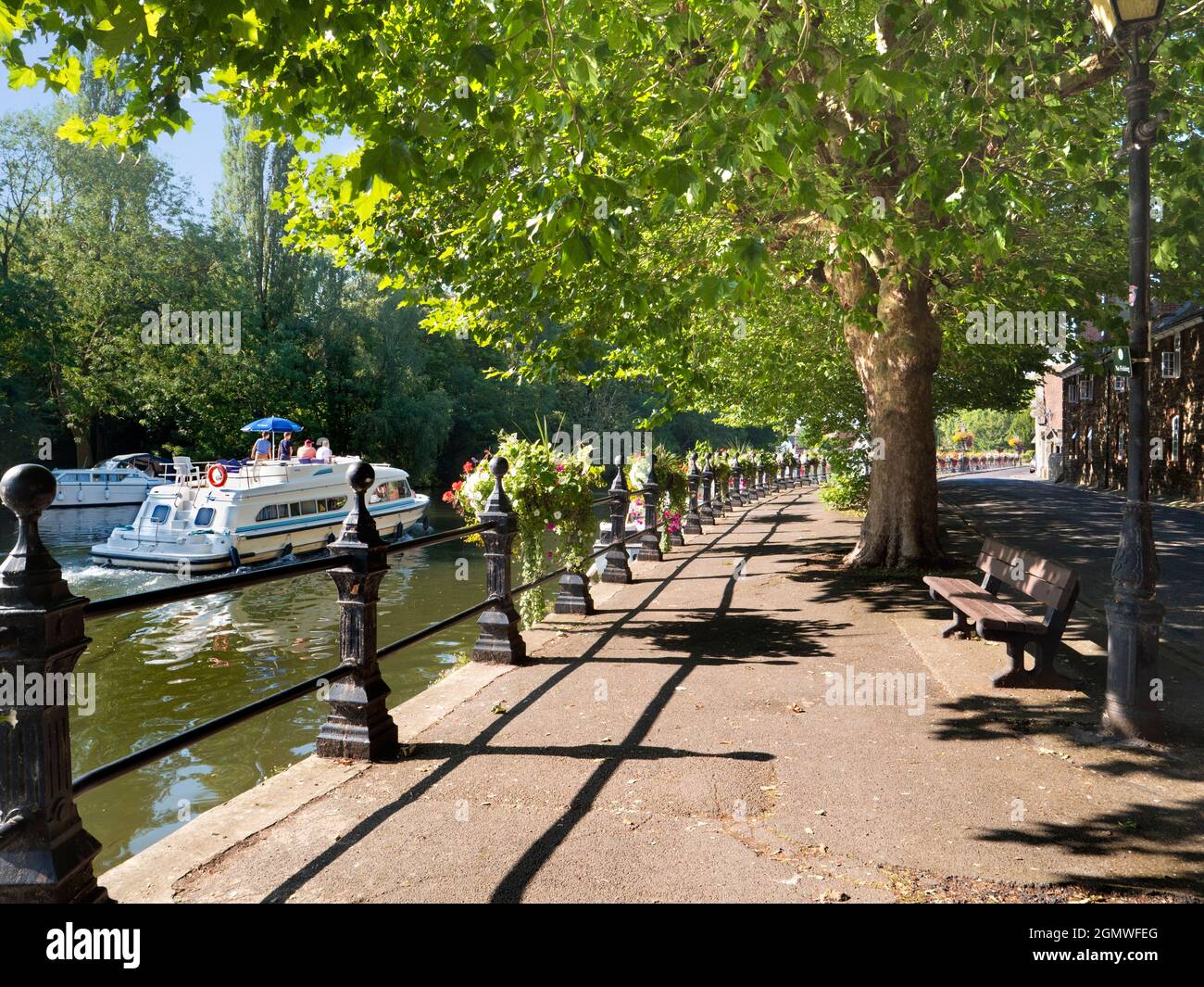 Abingdon, England - 27 August 2019; four persons in view.    Saint Helen's Wharf is a noted beauty spot on the River Thames, just upstream of the medi Stock Photo